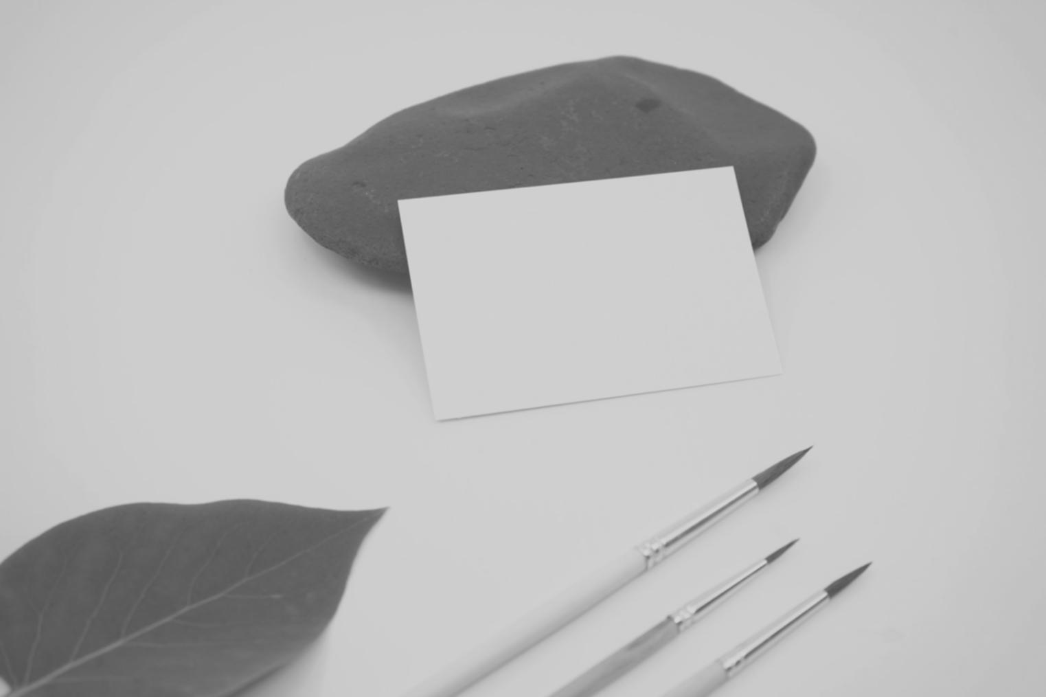 Artista che dipinge con acquerelli colorati su carta